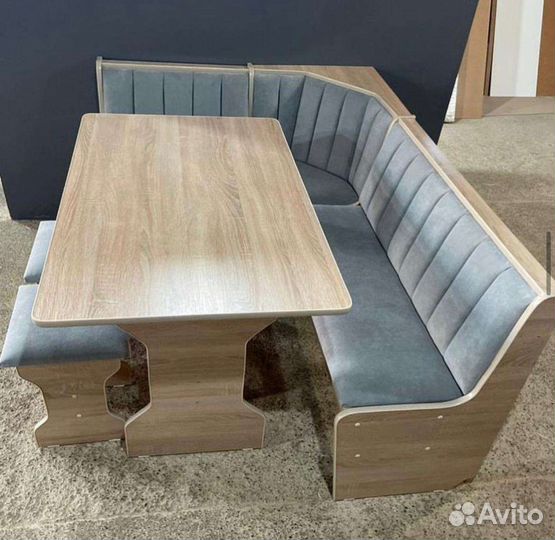 Кухонный уголок со столом и стульями