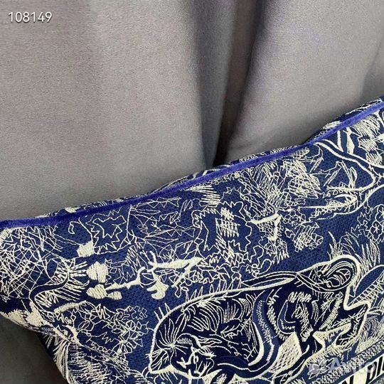 Подушка Декоративные подушки с вышивкой dior