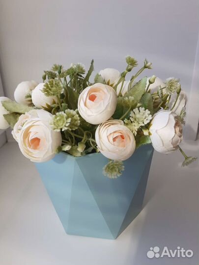 Искусственные цветы в горшках