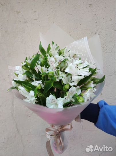 Букет из 9 белых альстромерий