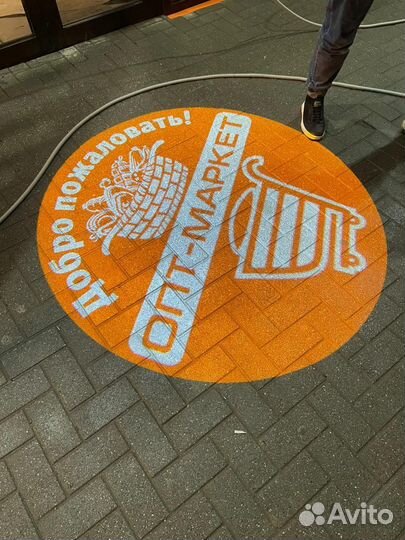 Гобо проектор для рекламы на асфальте