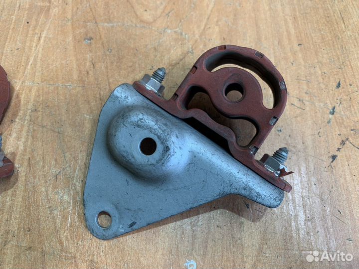 Кронштейн катализатора с подушкой n20 Bmw f10