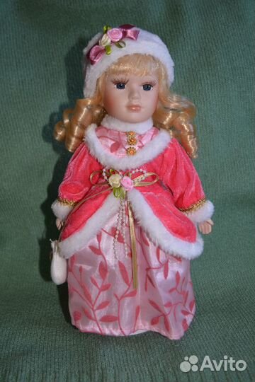 Кукла фарфоровая