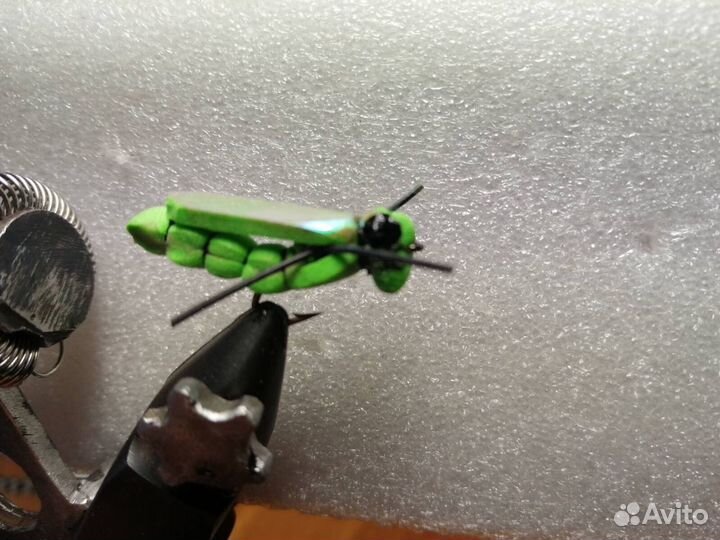 Мушки для нахлыста и станок для их изготовления