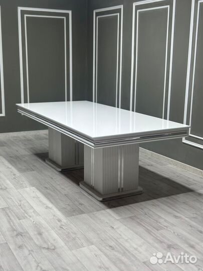 Стол и стулья 