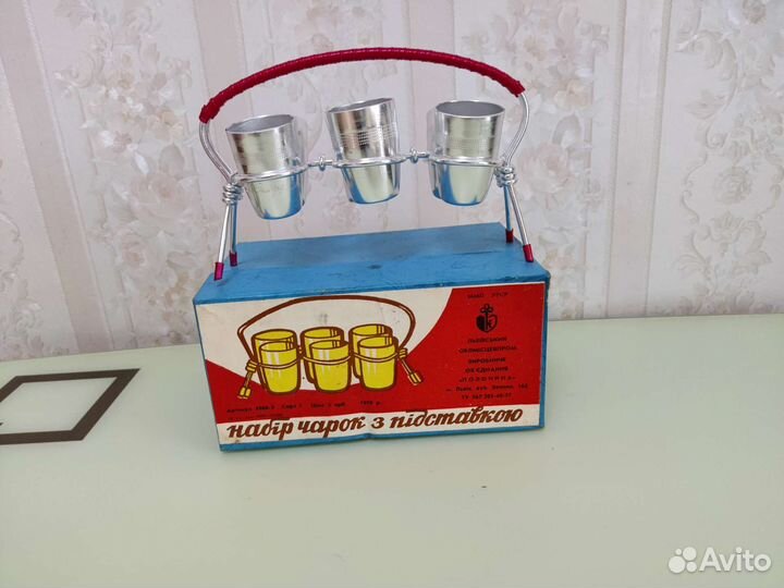 Набор металлических стопок на подставке