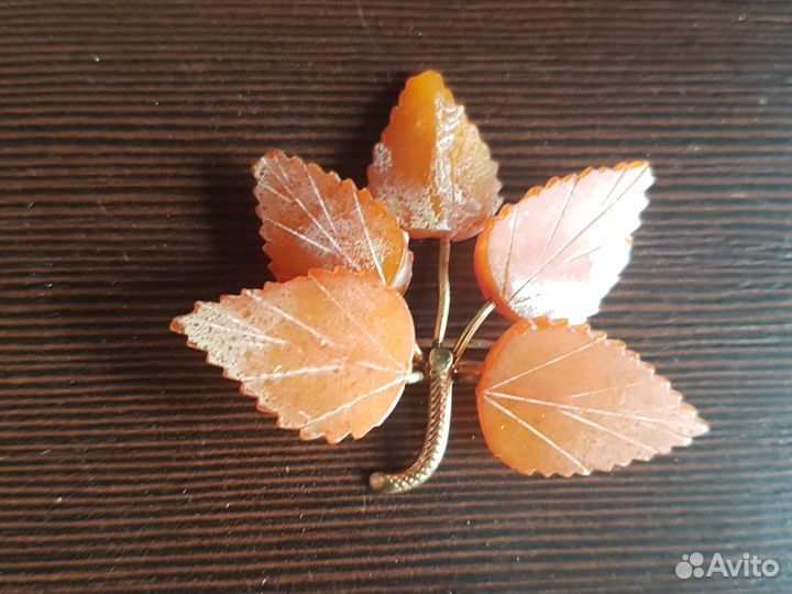 Брошь старинная янтарь