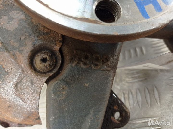 Кулак поворотный передний правый R