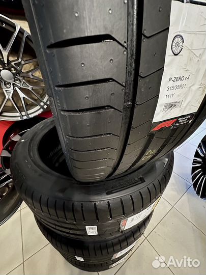 Pirelli Ice Zero FR 275/40 R21 и 315/35 R21 111Y