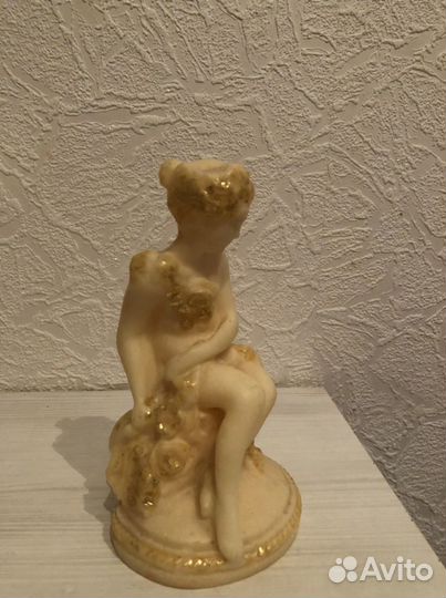 Статуэтка девушка с розами бакелит СССР