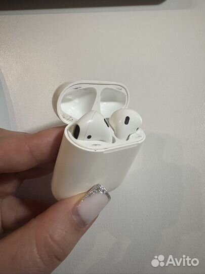 Беспроводные наушники AirPods