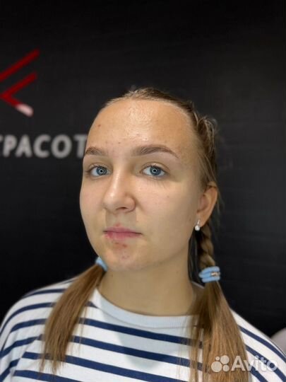 Модель на брови