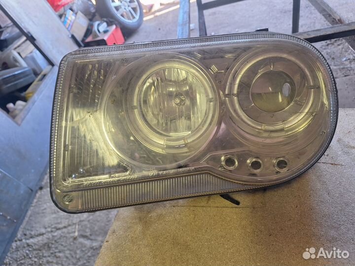 Фара Chrysler C300