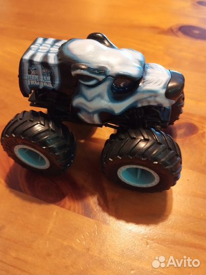 Машинка монстр трак Hot Wheels Bear Devil