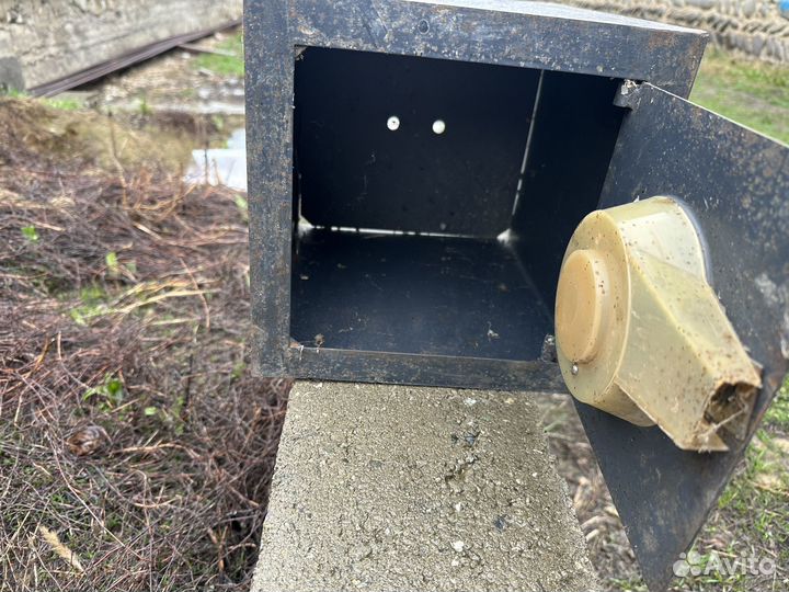 Сейф металлический