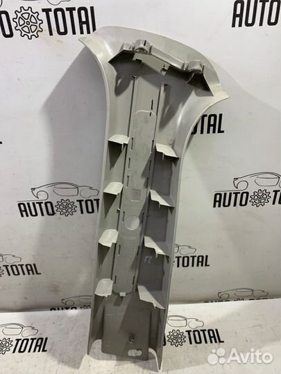 Обшивка центральной стойки правая Nissan Terrano