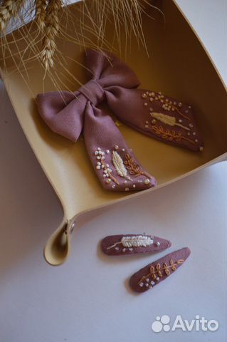 Бант с вышивкой