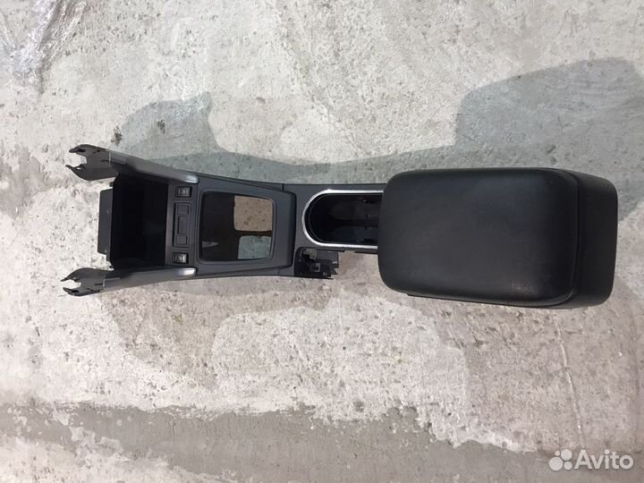 Консоль с подлокотником Subaru Forester 4 13г