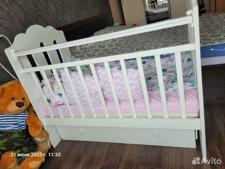Детская кроватка с продольным маятником