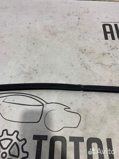 Молдинг лобового стекла передний правый Toyota