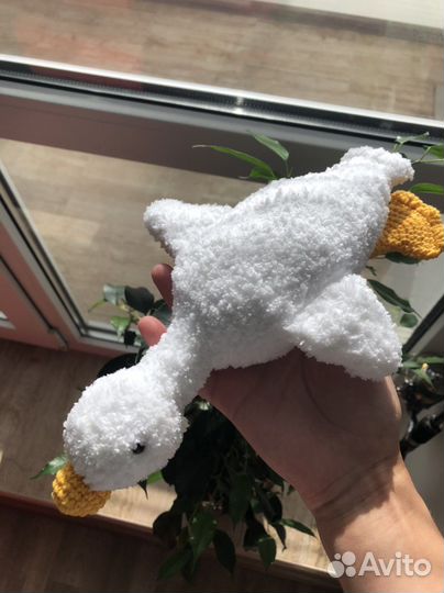 Игрушка вязаная гусь