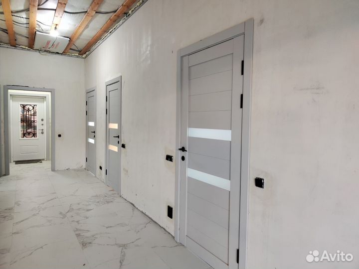 Светлые межкомнатные двери экошпон в наличии