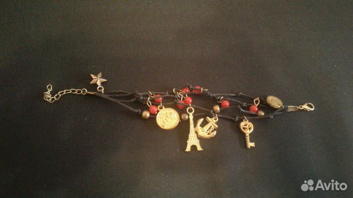 Браслет с пластмассовыми подвесками