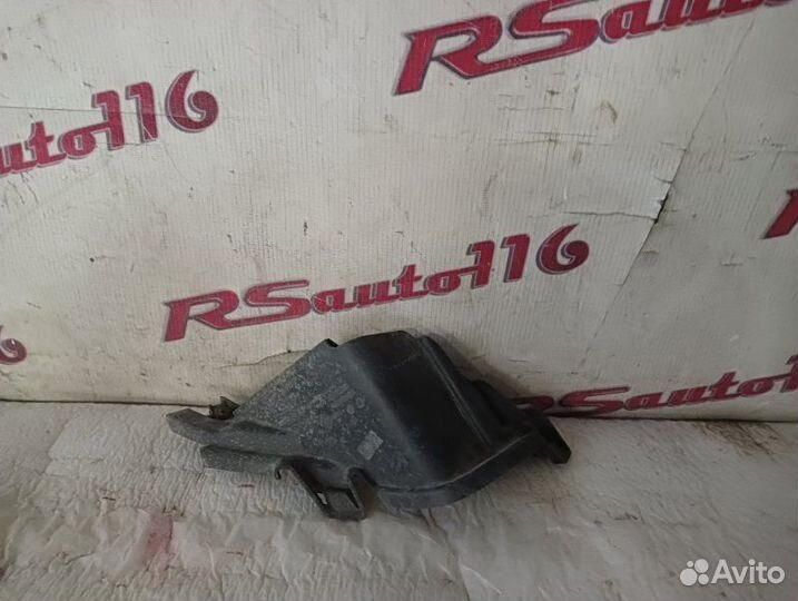 Дефлектор радиатора правый Renault Duster 1