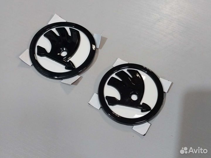 Эмблема skoda octavia белая