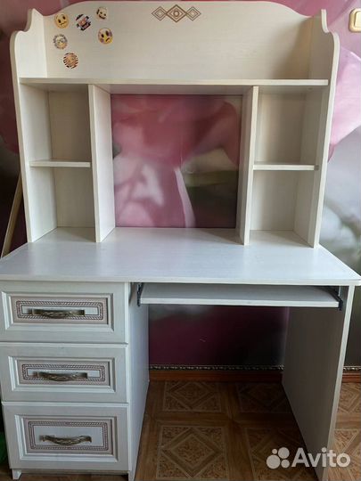 Компьютерный стол белый