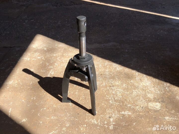 Съемник трёхлапый