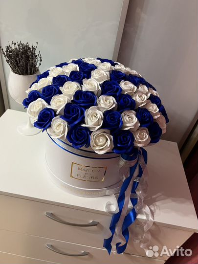 Букет 81 и 101 синие и белые мыльные розы