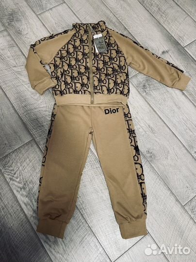 Костюм для девочки. Спортивный. Костюм dior