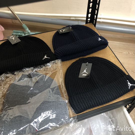 Шапка черная однатонная