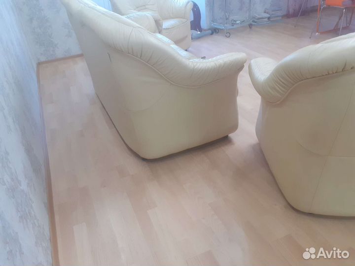 Кожаный диван и 2 кресла