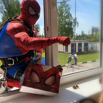 Человек-паук, поздравление в окно, подарок