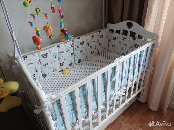 Детская кроватка с маятником и ящиком