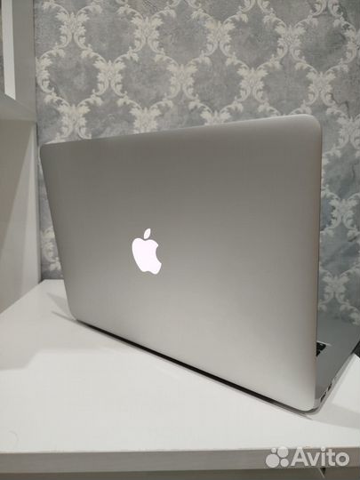 MacBook Air (13 - inch, 2017)