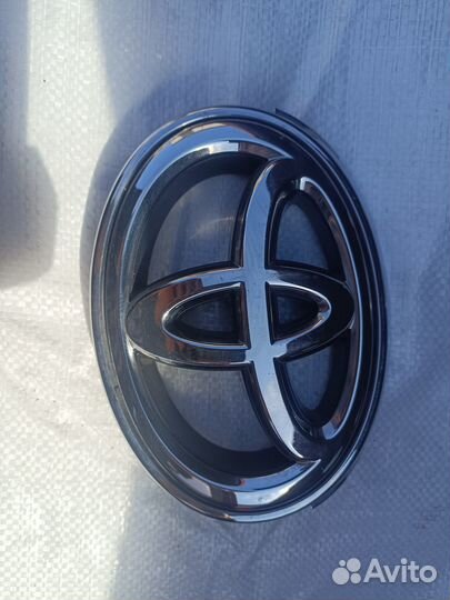 Молдинг и эмблема решетки радиатора Toyota
