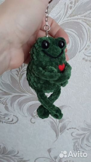 Вязаный брелок на сумку