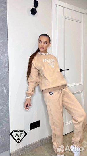 Спортивный женский костюм