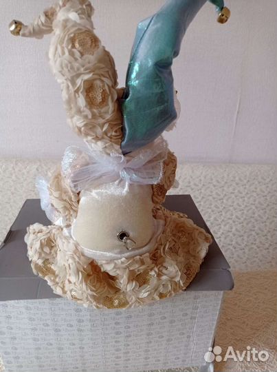 Кукла фарфоровая заводная музыкальный Арлекино