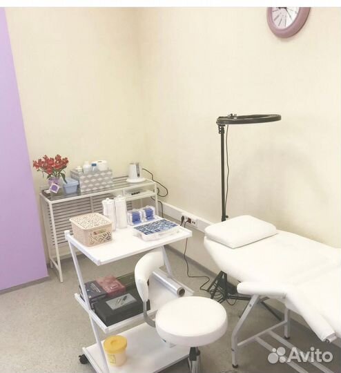 Косметический столик подкатной