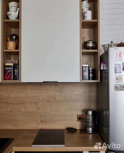 Кухонный гарнитур/белый/деревянная столешница