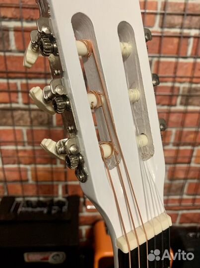 Классическая гитара + аксессуар