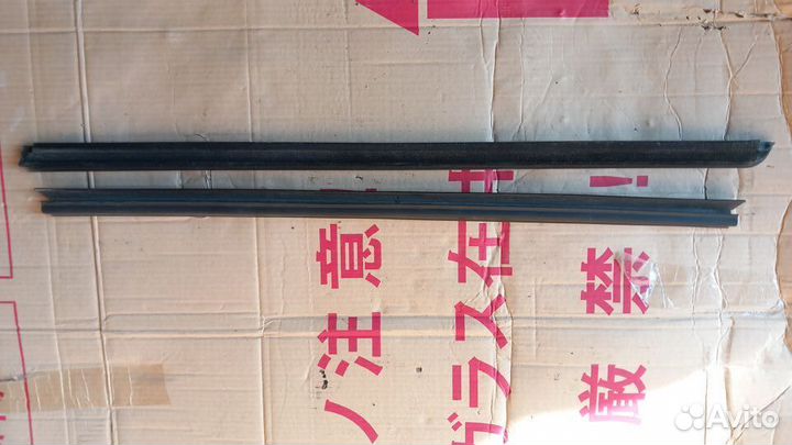 Tribute 00-07 бархотки стекла передней левой двери