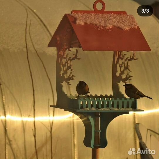 Кормушки, лаз в двери, лежанки