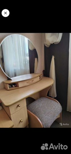 Туалетный столик с зеркалом и пуф