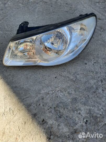 Фары на hyundai elantra 2010г.в