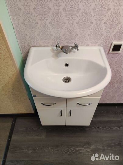 Тумба для ванной и зеркало